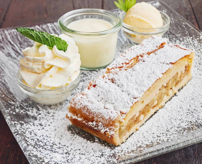 Apfelstrudel mit Vanillesauche & Vanilleeis